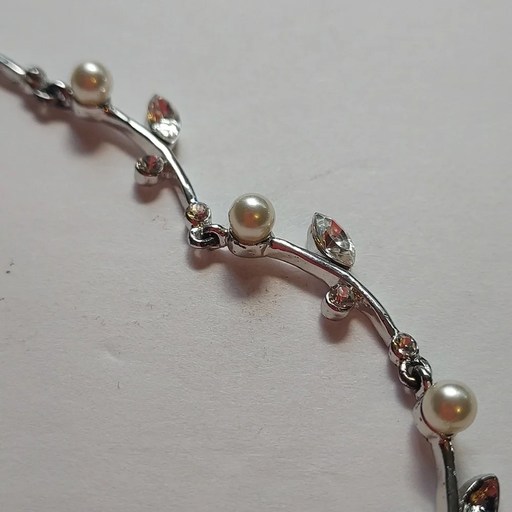 Silver, Pearl, And Rhinestone Necklace leaf pattern short necklace Vintage
